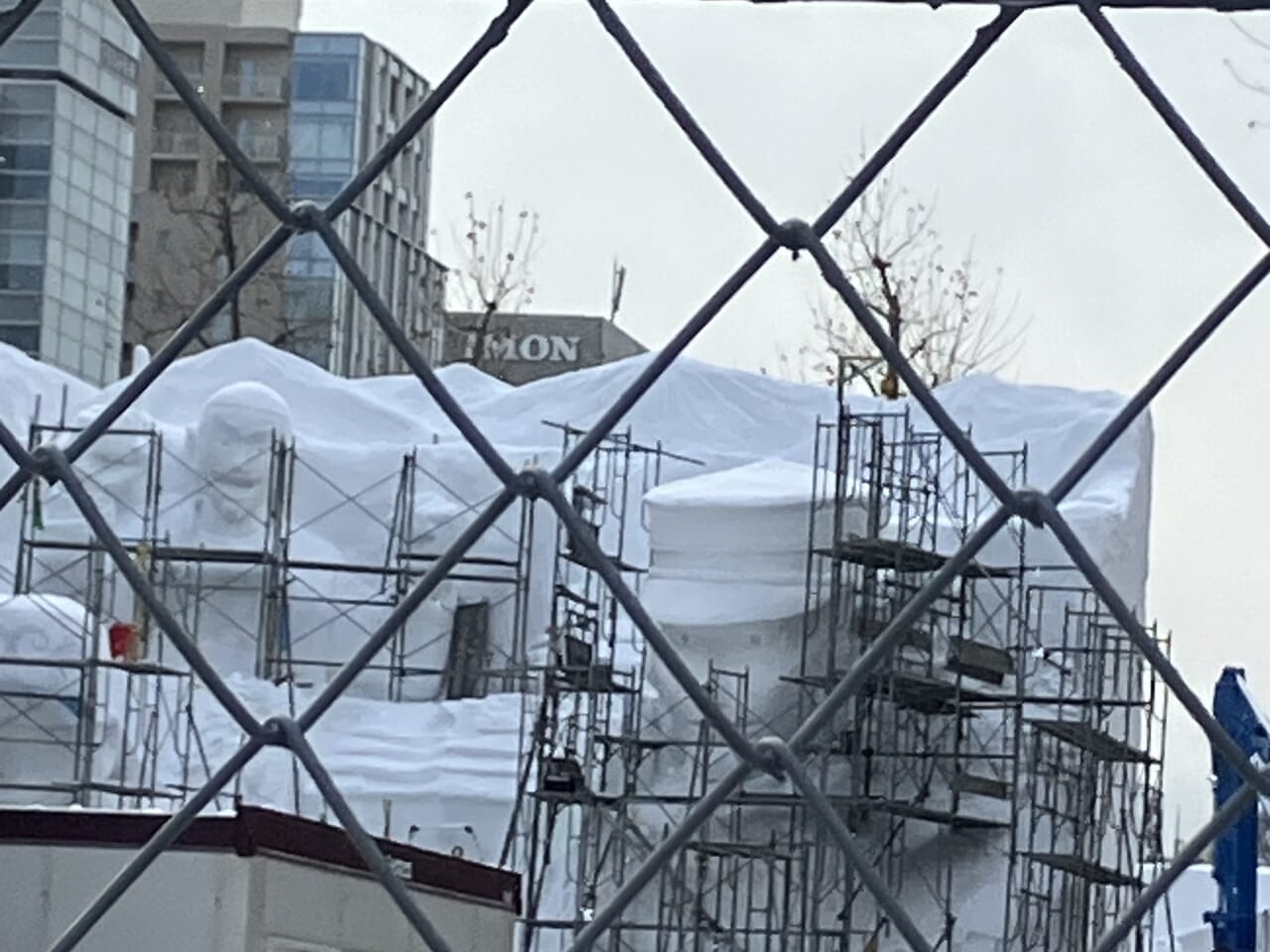 建設中のゴールデンカムイの大雪像