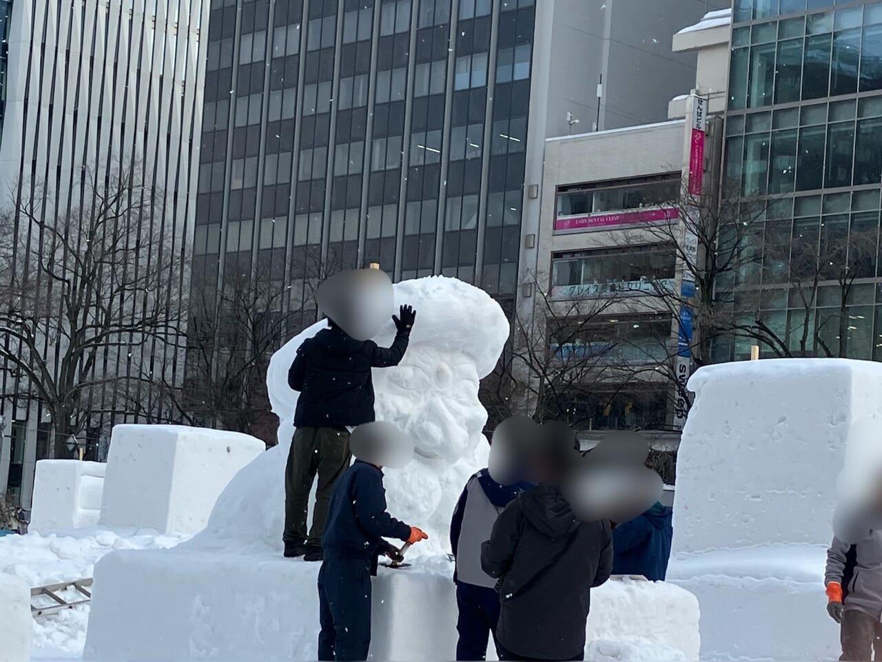 雪まつりの雪像を製作している様子