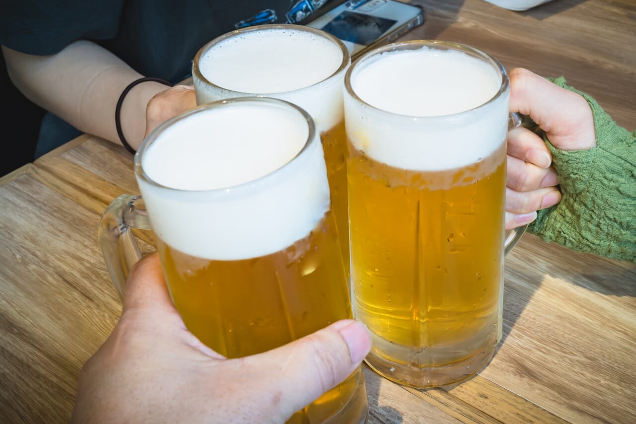 ビールを乾杯するイメージ