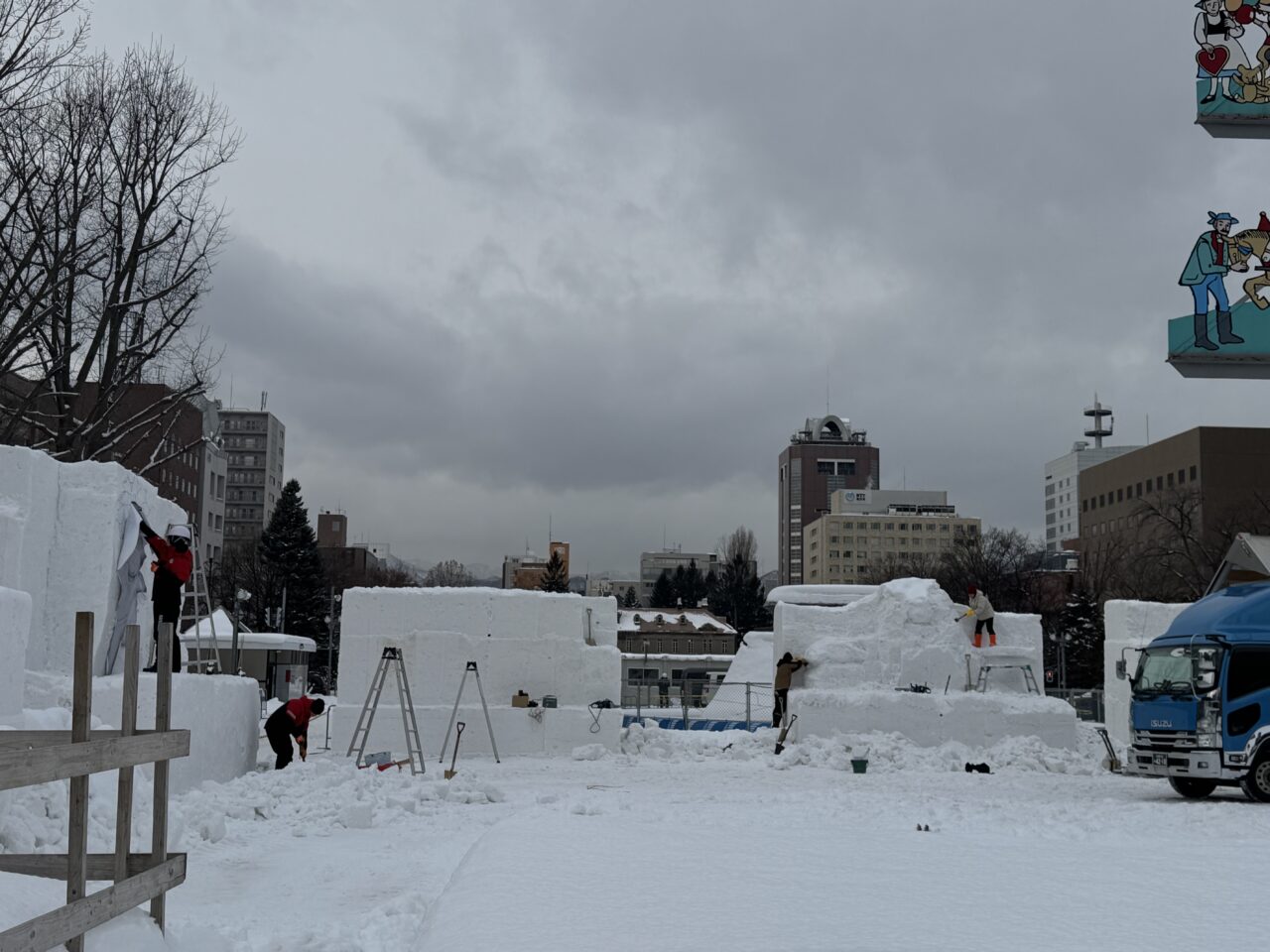 ※雪像作成中の様子